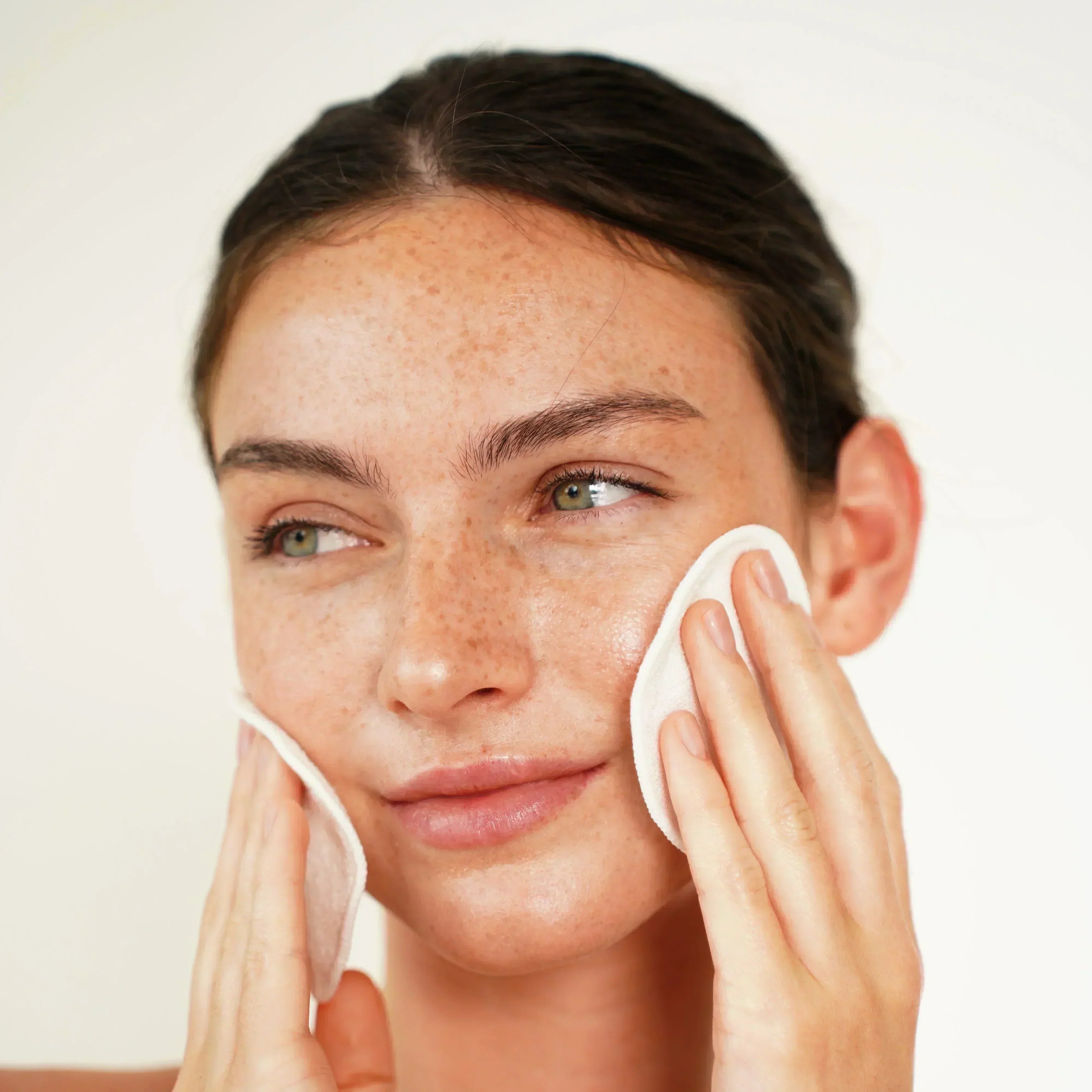 Ritualul Esențial al Frumuseții: Curățarea și Demachierea – Primul Pas Către un Ten Perfect