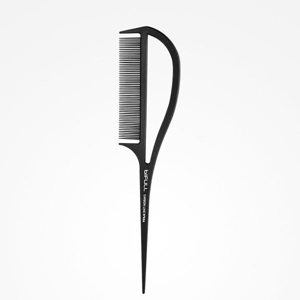 Pieptene din Carbon pentru Coafura cu Coada de Soarece si Maner - Carbon Line - Ergo Rat Tail Comb No. 026 - Bifull - HNIcosmetice.ro